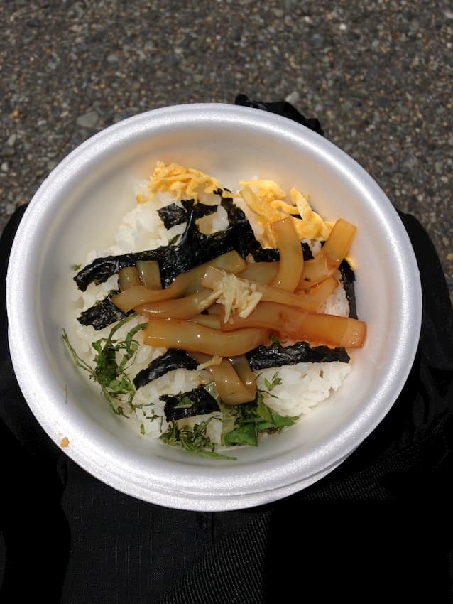 白いかの黄身しょう油ごま漬け丼