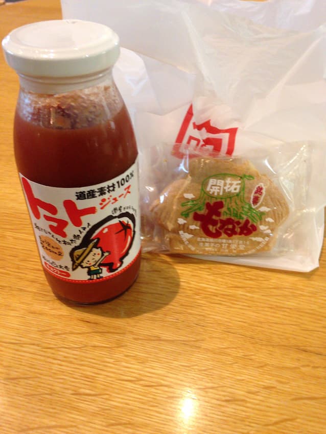 トマトジュースと最中