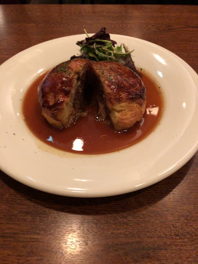 ヒグマのひき肉のパイ包み