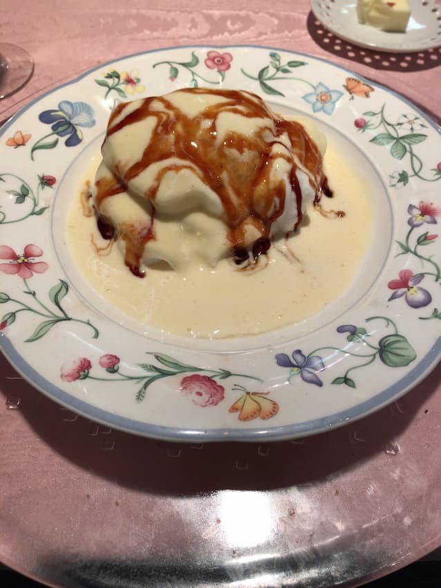 メレンゲのカスタードソースがけ
