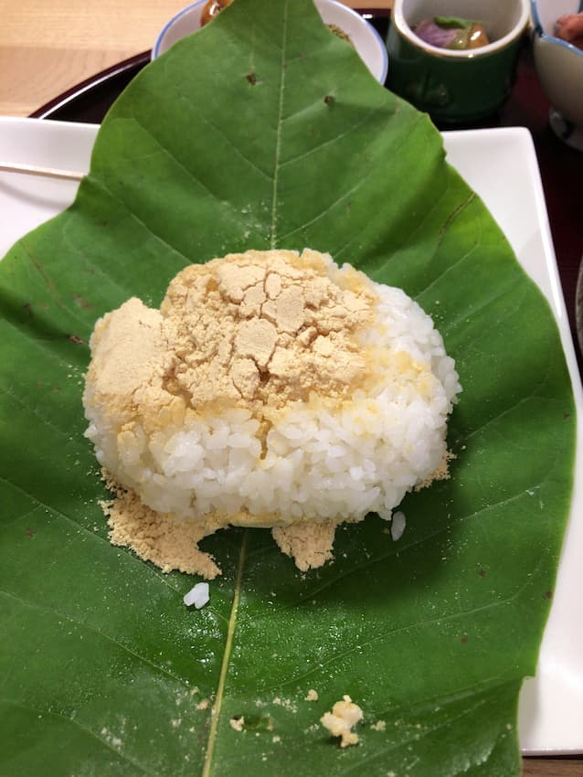きなこご飯の朴葉包み