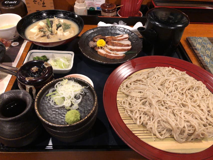 比内地鶏の燻製ともりそば