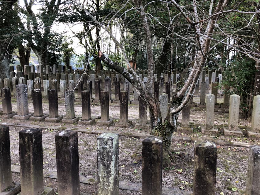高月官軍墓地