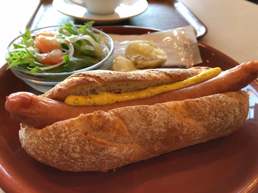 ライ麦パンのホットドッグ