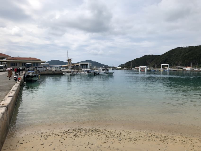 座間味港