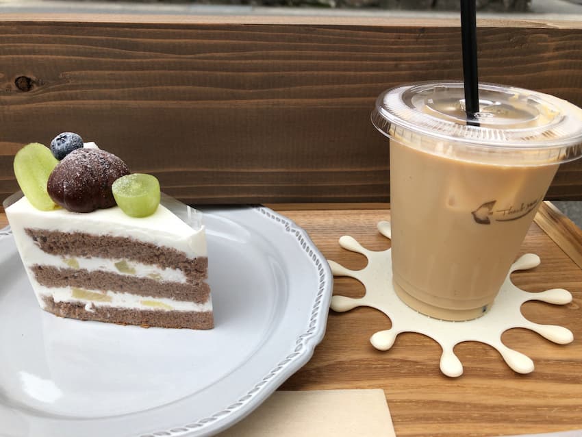 ローストアーモンドラテと季節のフルーツショートケーキ
