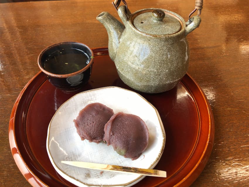 せん茶と中将餅