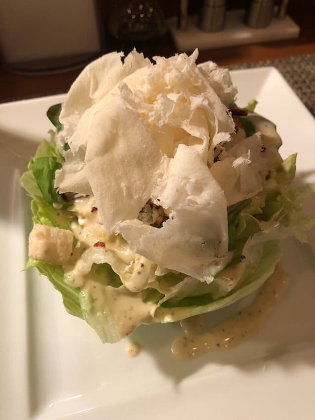 グラナパダーノチーズのシーザーサラダ