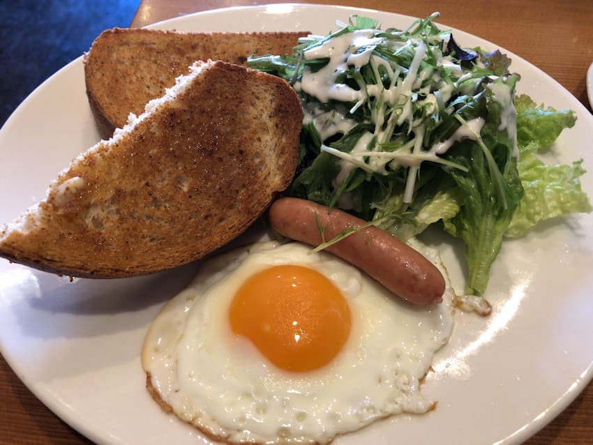 パンと目玉焼き