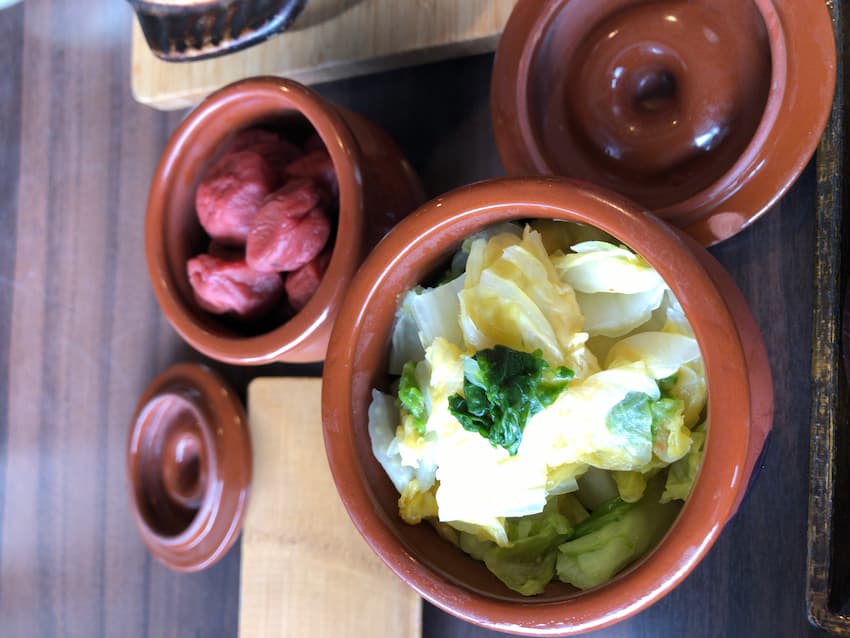 白菜の漬物と梅干し